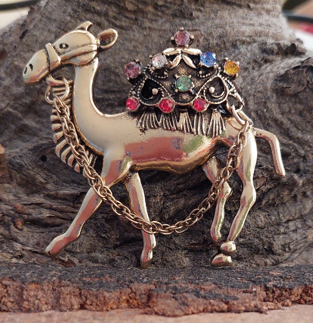 Broches & Aiguilles: Kamel Brosche mit Strass - Goldfarben mit Kettchen – Neuf (Voir description) à Oberwil BL par Hunajakakku 4