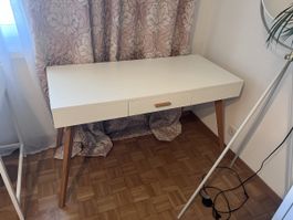 Schreibtisch / Arbeitstisch im skandinavischen Stil 