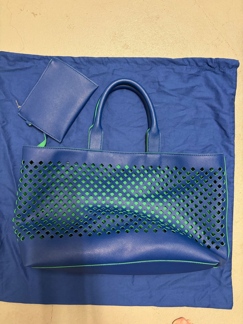 Armani Taschen für Damen: Armani Tasche blau perforiert – Gebraucht aus Oberohringen von Quartararo20 1