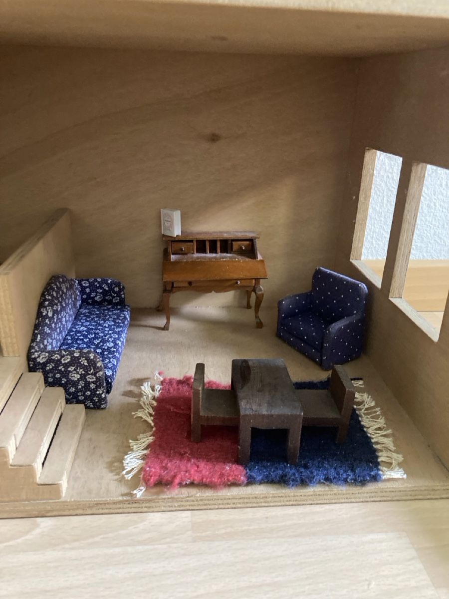 Case e mobili per bambole: Puppenhaus - Holz mit Schindeldach – Usato da oberrieden venduto da gordolino 1