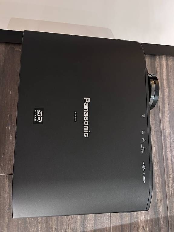 Videoprojektoren: Profi-Beamer Panasonic PT AT6000 + Grosse Leinwand – Gebraucht aus Rothrist von Ed10 2