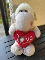 Kuscheliges Schaf mit rotem Herz – „Love“ 