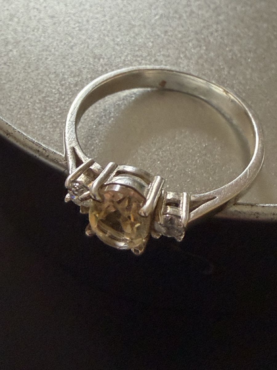 Bagues: Silberfarbiger Ring mit Stein – D'occasion à Widnau par kustercarmen 5