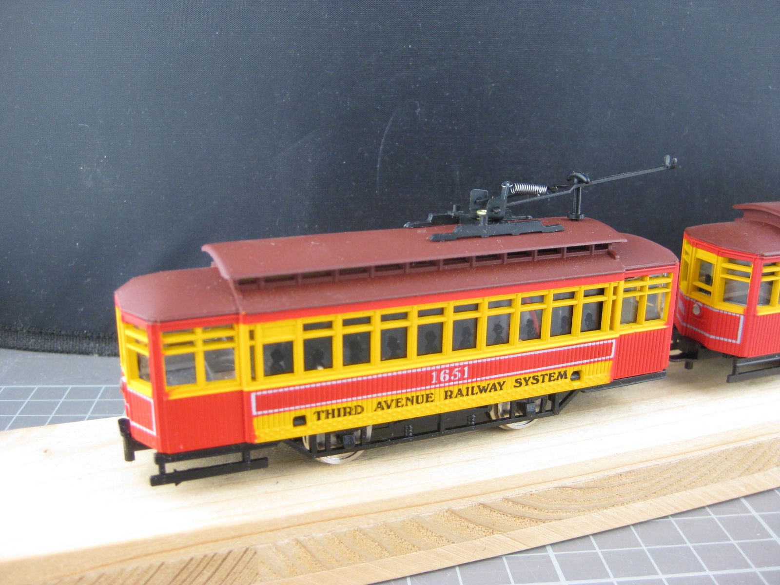 Mehano Modelleisenbahnen: Mehano Tram mit Anhänger – Gebraucht aus Malters von Marosko 1