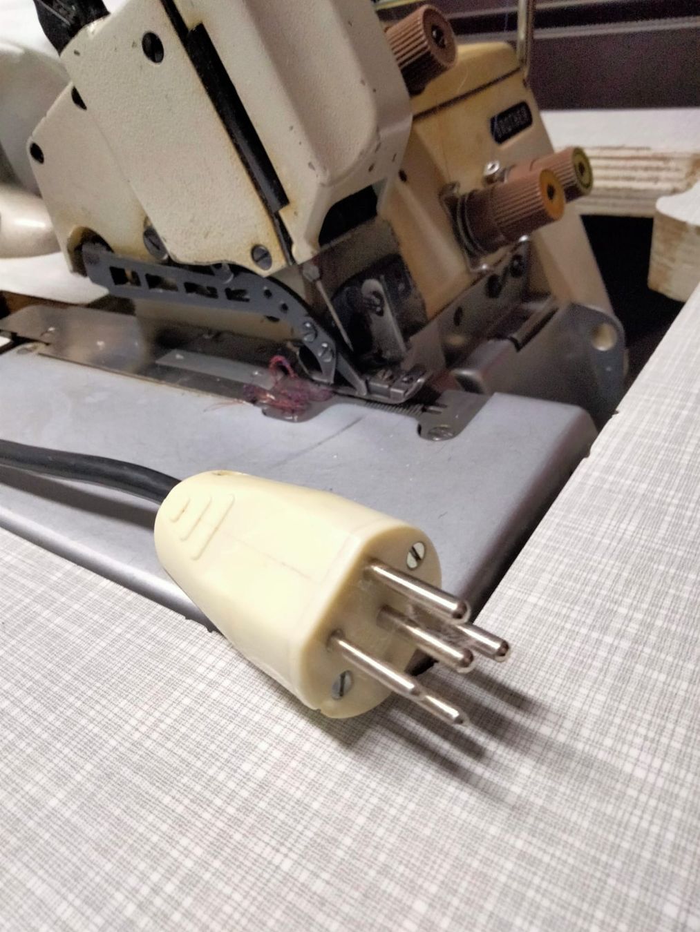 Brother Macchine da cucire: Brother Industrie Overlock Nähmaschine – Usato da Oberurnen venduto da simgug 7