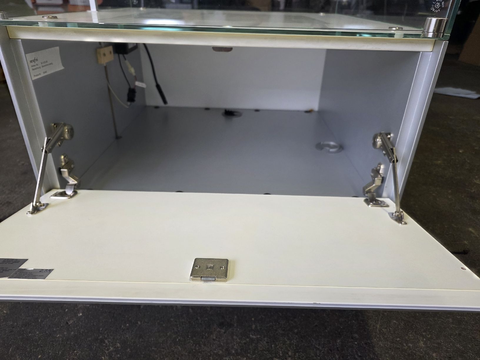 Vitrinen: Vitrine Serafini mit Beleuchtung – Gebraucht aus Büren SO von Stevie_auktionen 4