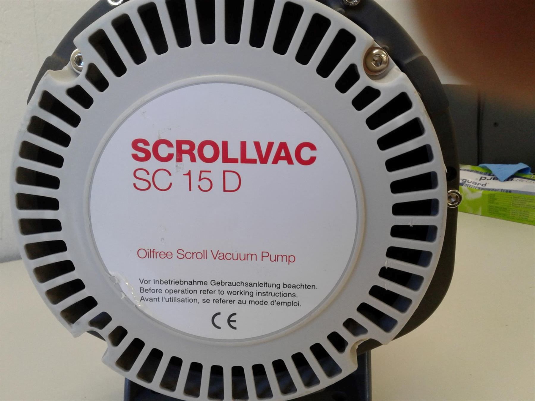 Accessori da laboratorio: Scrollvac SC 15D Vakuumpumpe – Usato da Niederdorf venduto da LeptonAG_Labor 1