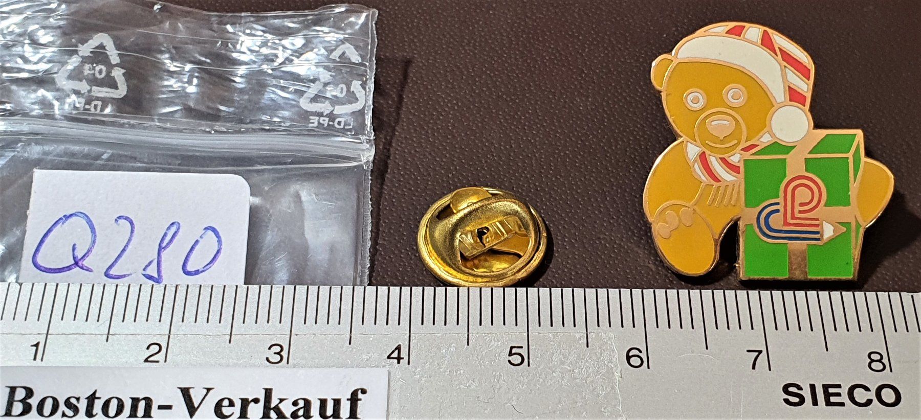 Giocattoli: Q280 - Pin Teddybear mit Geschenk – Usato da Reinach BL venduto da Boston-Verkauf 1