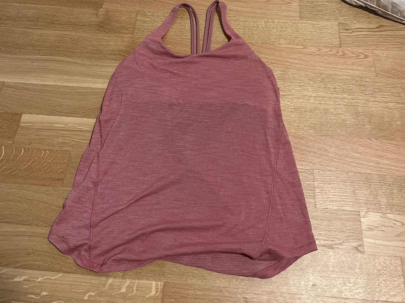 Lululemon T-shirts: Flowy lululemon top mit integriertem BH, size 6 – D'occasion à Neuchâtel par min_g6ty