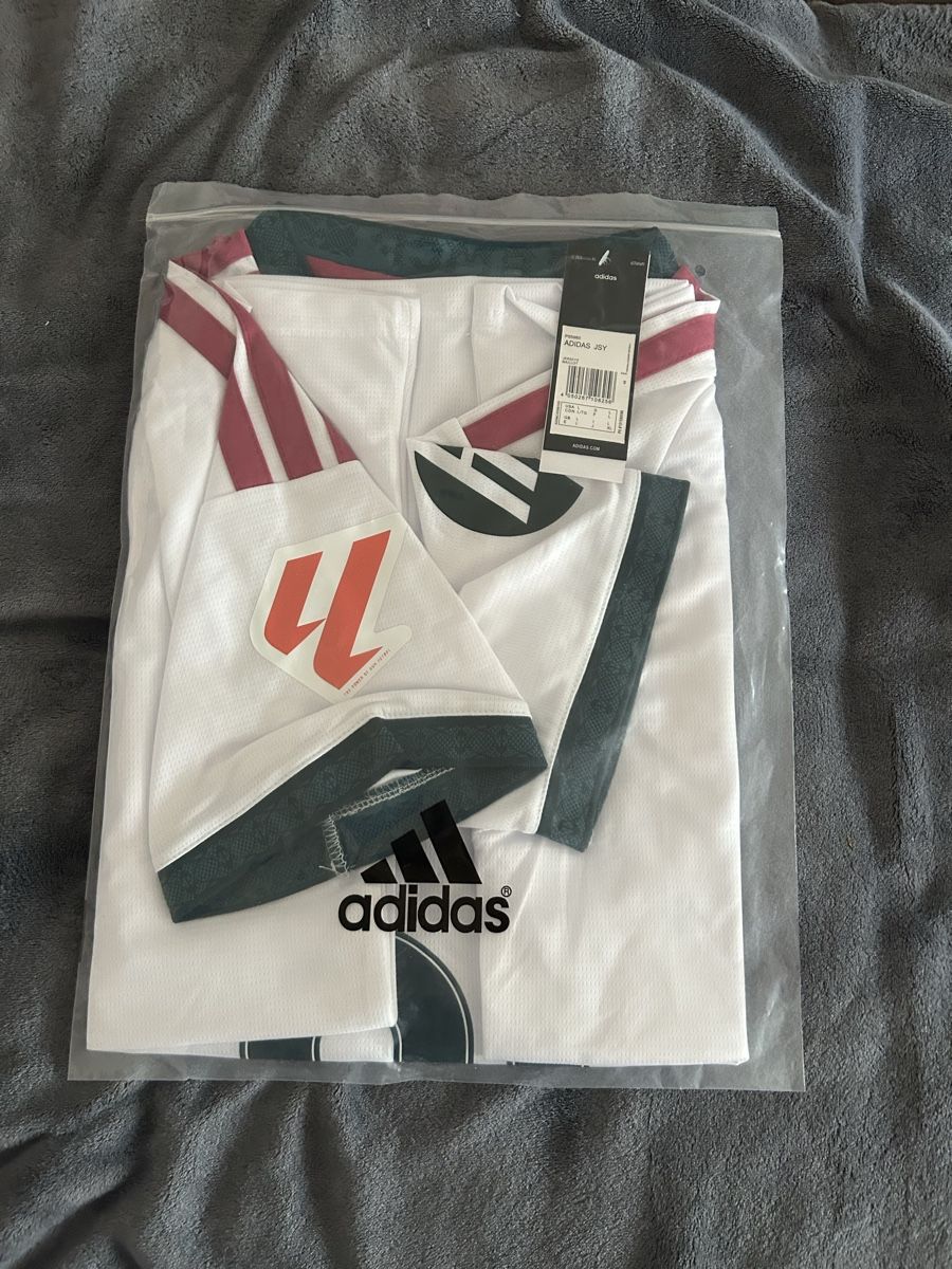 Adidas Canottiere & Pantaloni: Real Madrid #10Mbappe Fan Jersey – Nuovo e nell'imballaggio originale da Effretikon venduto da PrimeTimeB 2