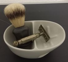 ÄLTERES *RASIER - SET MIT ECHTHAAR - PINSEL* 3 T./CA. 14X8X6