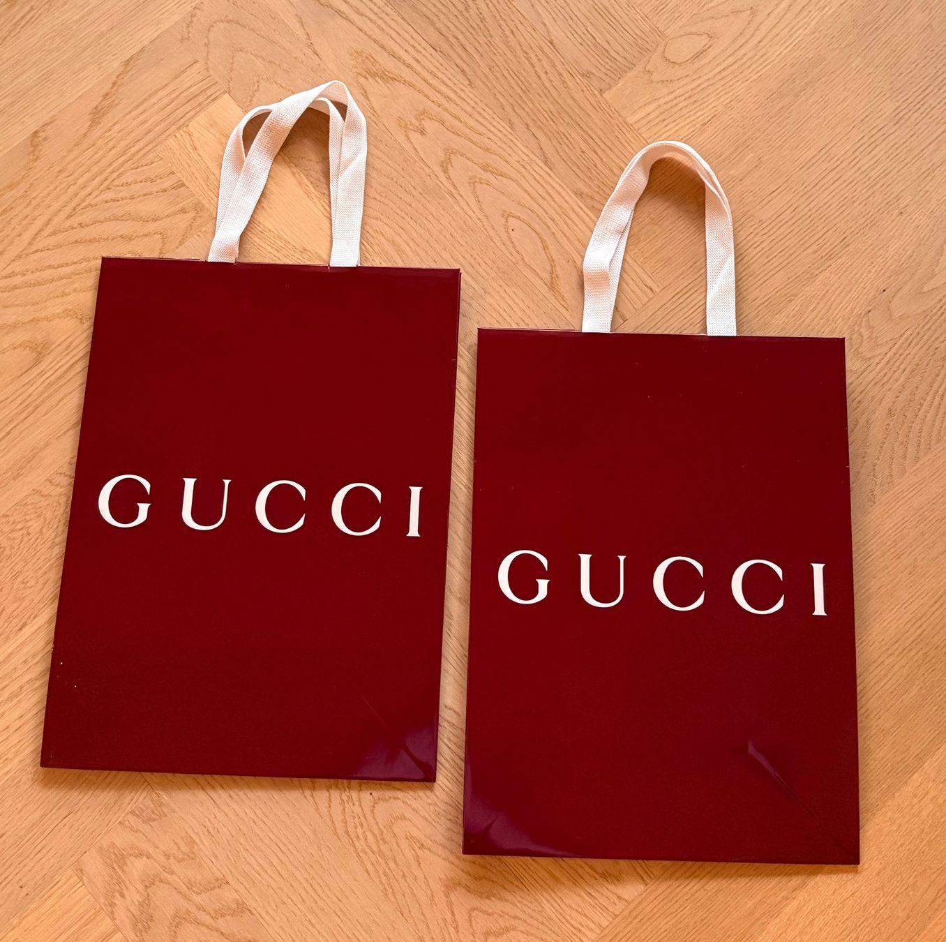 Gucci Borse: GUCCI - 2 Papiertaschen, eine riesige Stofftasche mit Logo – Nuovo e nell'imballaggio originale da St. Gallen venduto da aracne