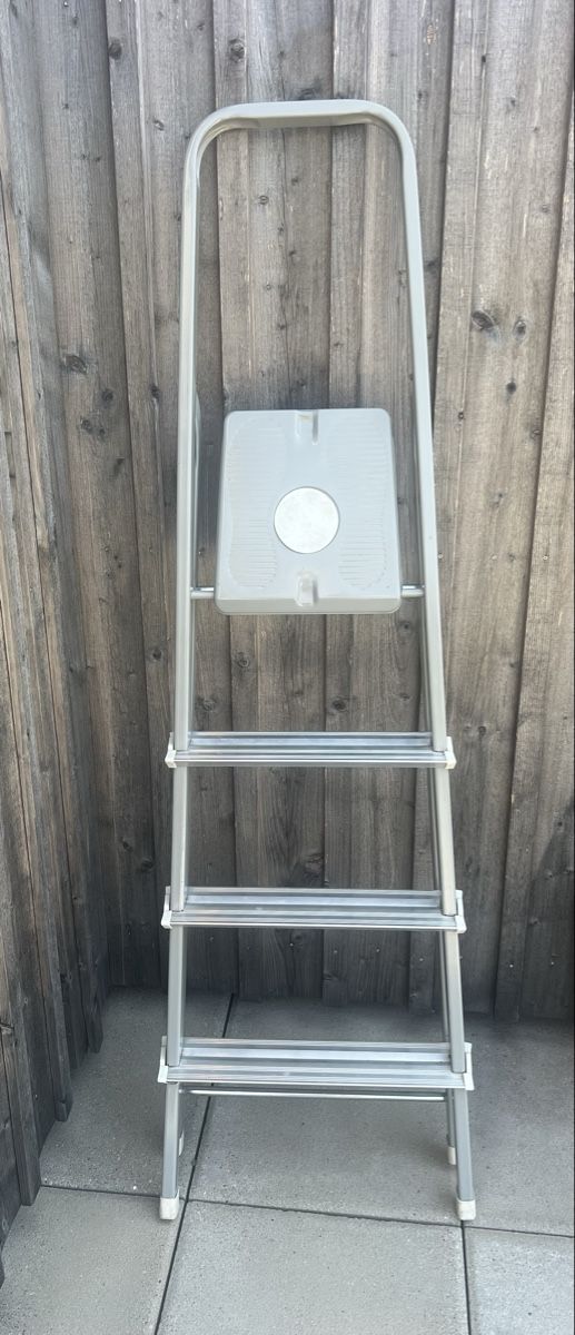 Leitern: Folding stepladder 4 steps aluminium used – Gebraucht aus Wädenswil von puh_n8wy