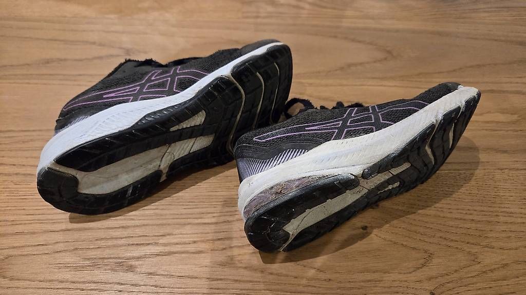 Schuhe für Jungen: Asics Turnschuhe, Grösse 35.5 – Gebraucht aus Tägerwilen von melaniedu 1