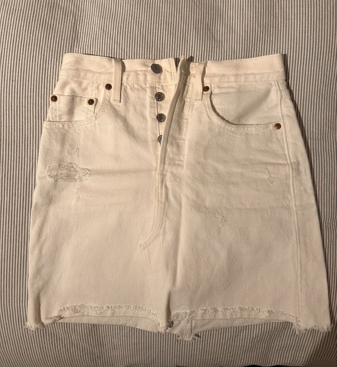 Levi's Gonne: Levi’s white jeans skirt – Usato da Coppet venduto da AlexandraAmmann
