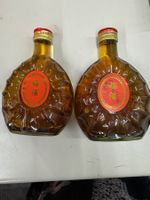 2 Flaschen alkoholisches Getränk