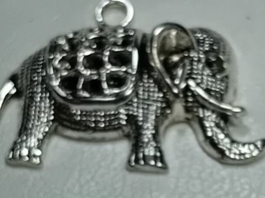 Ciondoli: elephant anhänger,,zinklegierung – Nuovo (secondo la descrizione) da Basel venduto da bij_5hqd