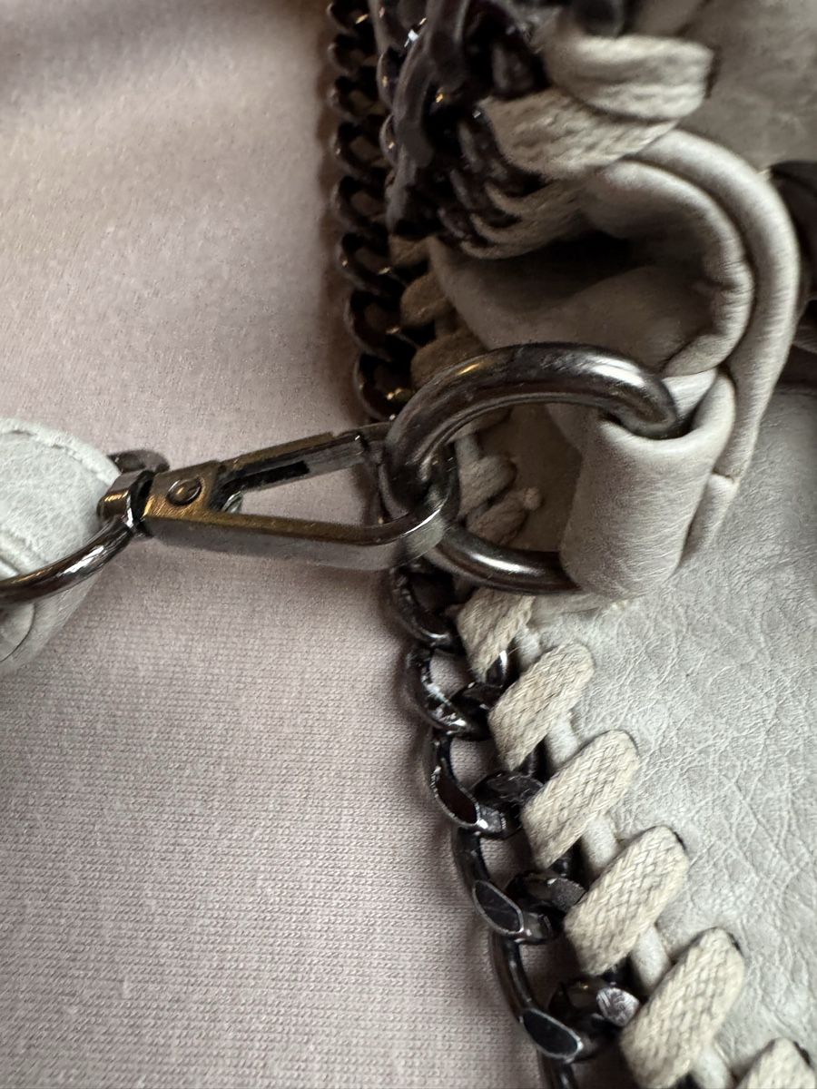 Borse da donna: Sac à main élégant avec chaîne, gris clair – Usato da Auvernier venduto da big_7srg 2