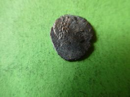 uralte   Bronzemünze  15 mm  1.15  g