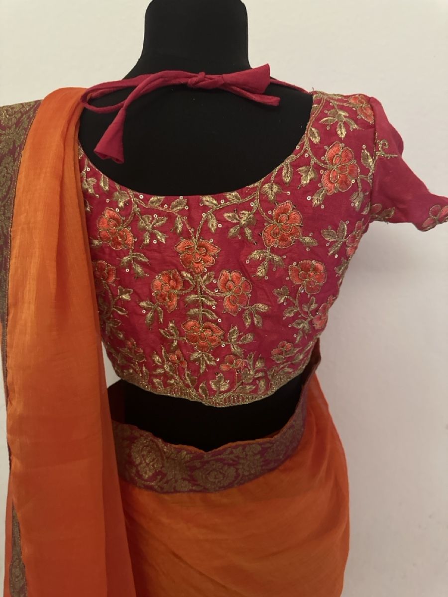 Vestiti: Wunderschönes Sari-Set in Orange-pink mit Goldmuster – Nuovo (secondo la descrizione) da Bösingen venduto da ash_jnn8 1
