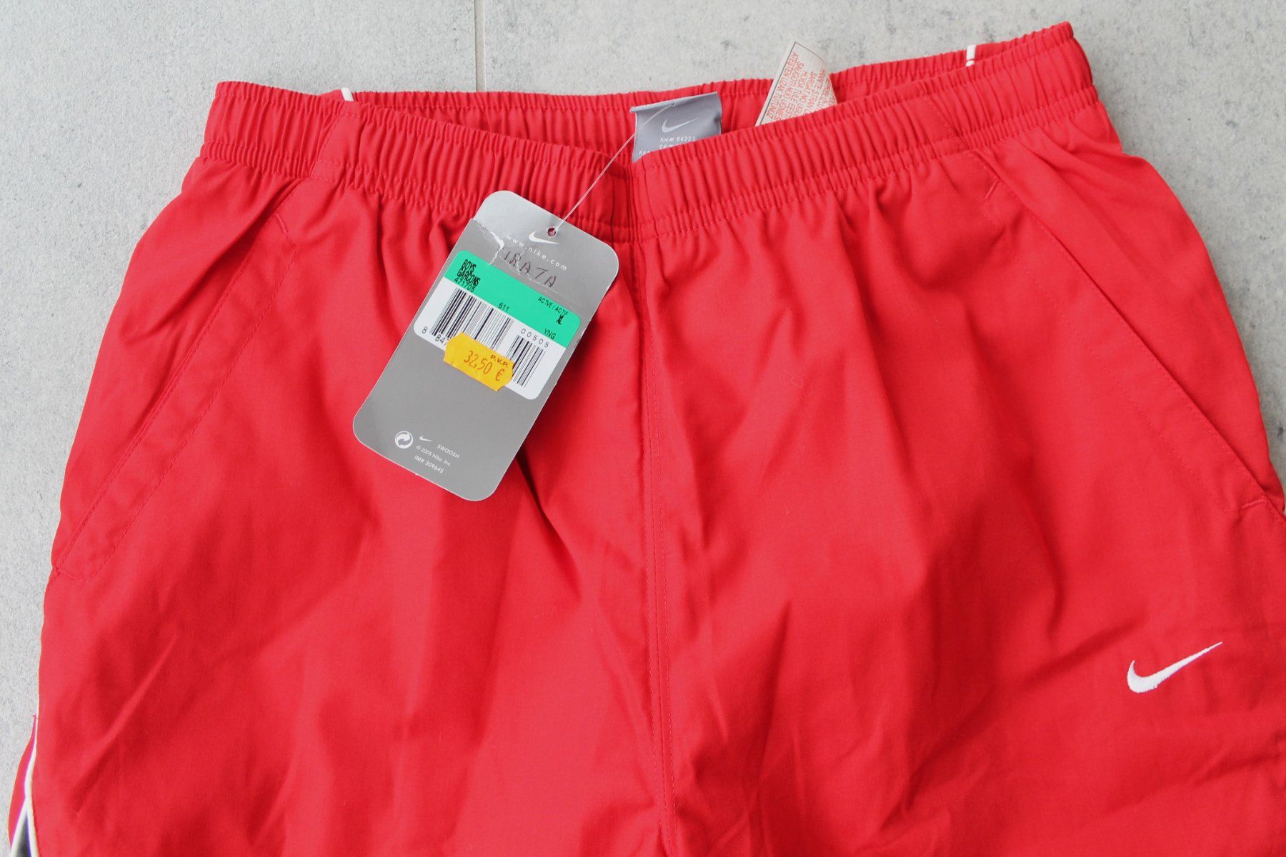 Nike Pantaloni: Pantacourt NIKE neuf taille (S) – Nuovo e nell'imballaggio originale da Chez-le-Bart venduto da jasse