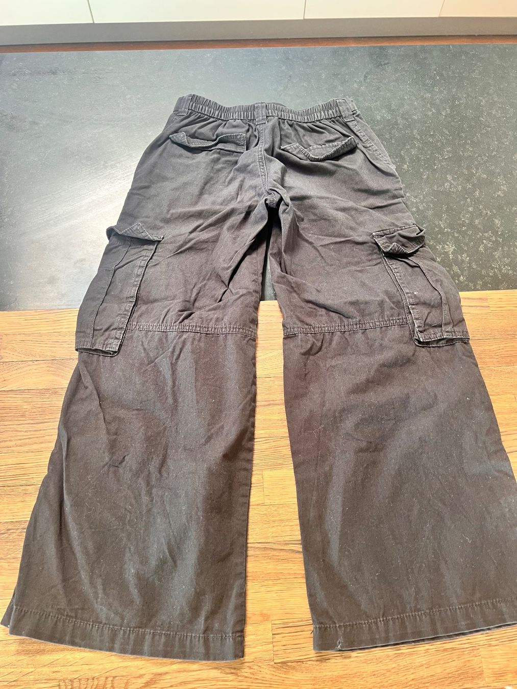 H&M Pantaloni: Schwarze Cargo-Hose von H&M, Grösse 152 – Usato da Muri b. Bern venduto da suedamerika1 1