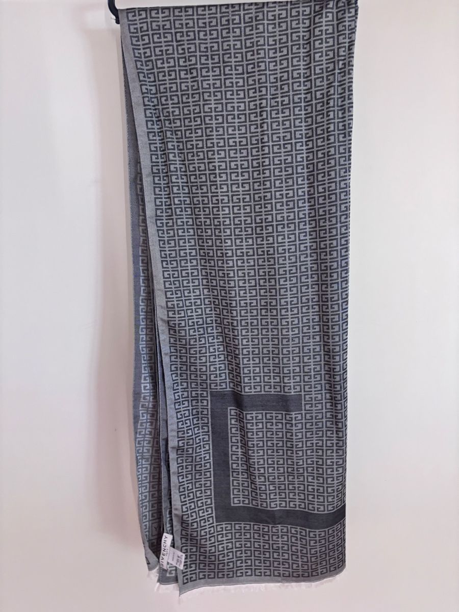 Givenchy Foulard & Sciarpe: Givenchy Autumn Scarf: Grey Designer Scarf – Nuovo (secondo la descrizione) da Zürich venduto da Grothschild 5