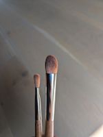 Zwei hochwertige Make-up-Pinsel aus Holz und Naturborsten