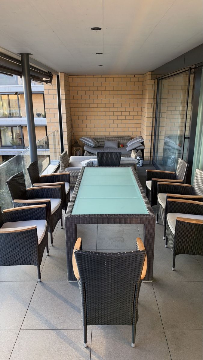 Set di tavolo e panche: Rattan-Gartentisch mit 8 Stühlen – Usato da Dübendorf venduto da Nataliie