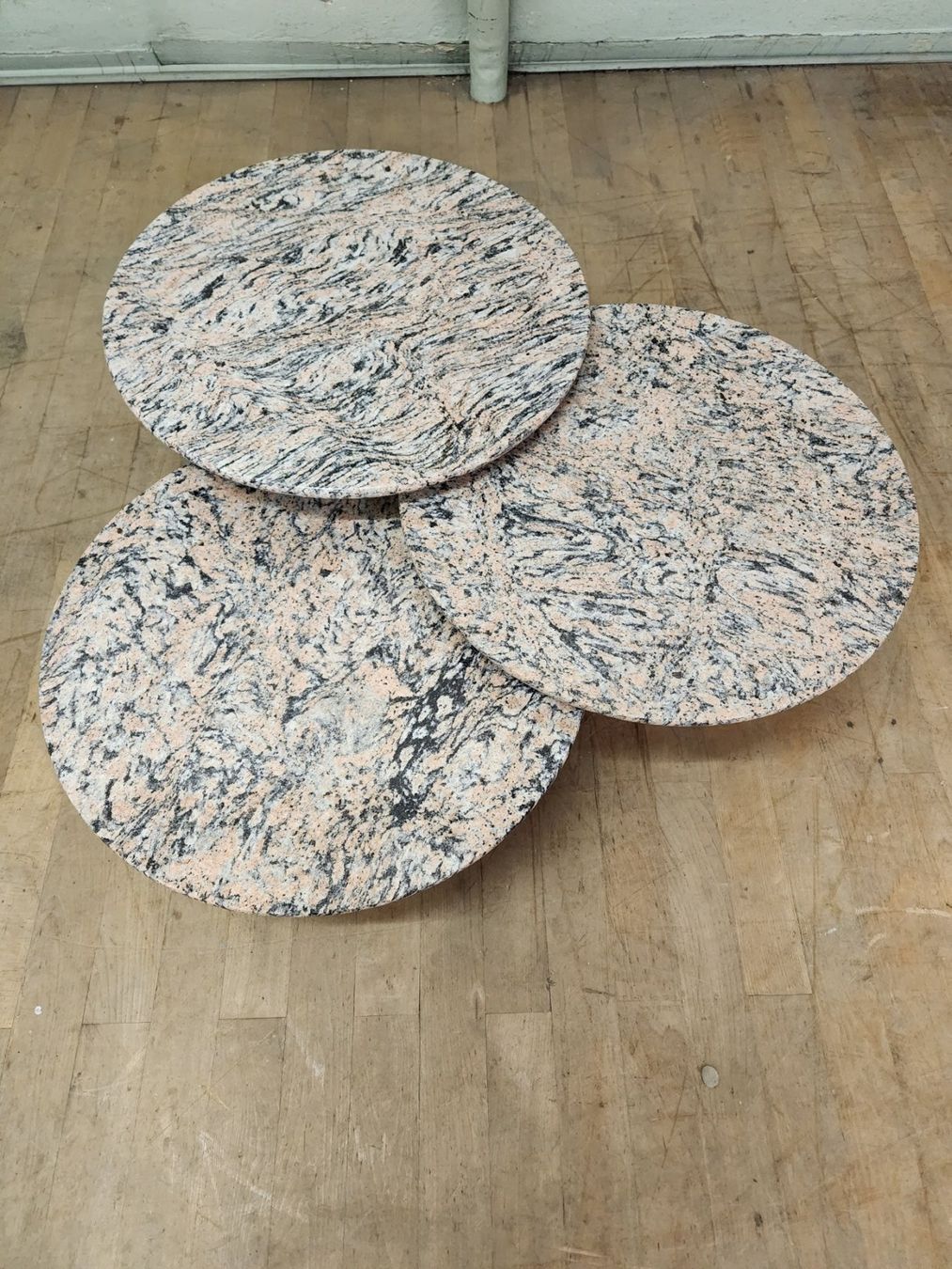 Tavoli: Runde Designer Couchtische aus Granit – Usato da Lichtensteig venduto da UsedIN 4