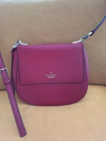 Sac bandoulière Kate Spade framboise foncé bon état