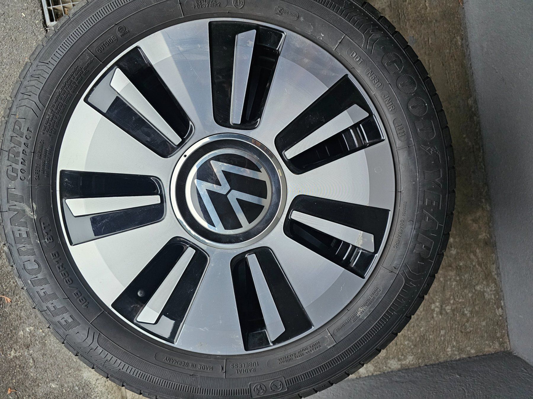 Volkswagen Pneus & Kompletträder: VW Up Sommerräder 15 zoll – Gebraucht aus Kaltbrunn von gello1991 3
