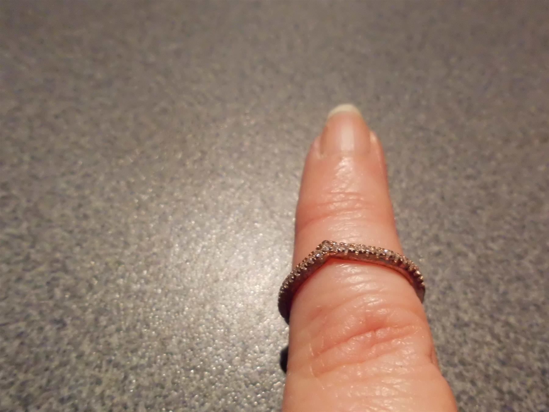Bagues: Ring goldfarbig, kleine Steinchen, Spitz – D'occasion à Zürich par Motzkuh
