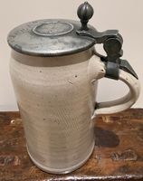 Antiker Bierkrug mit eingegossener Münze , Helvetia Motiv.