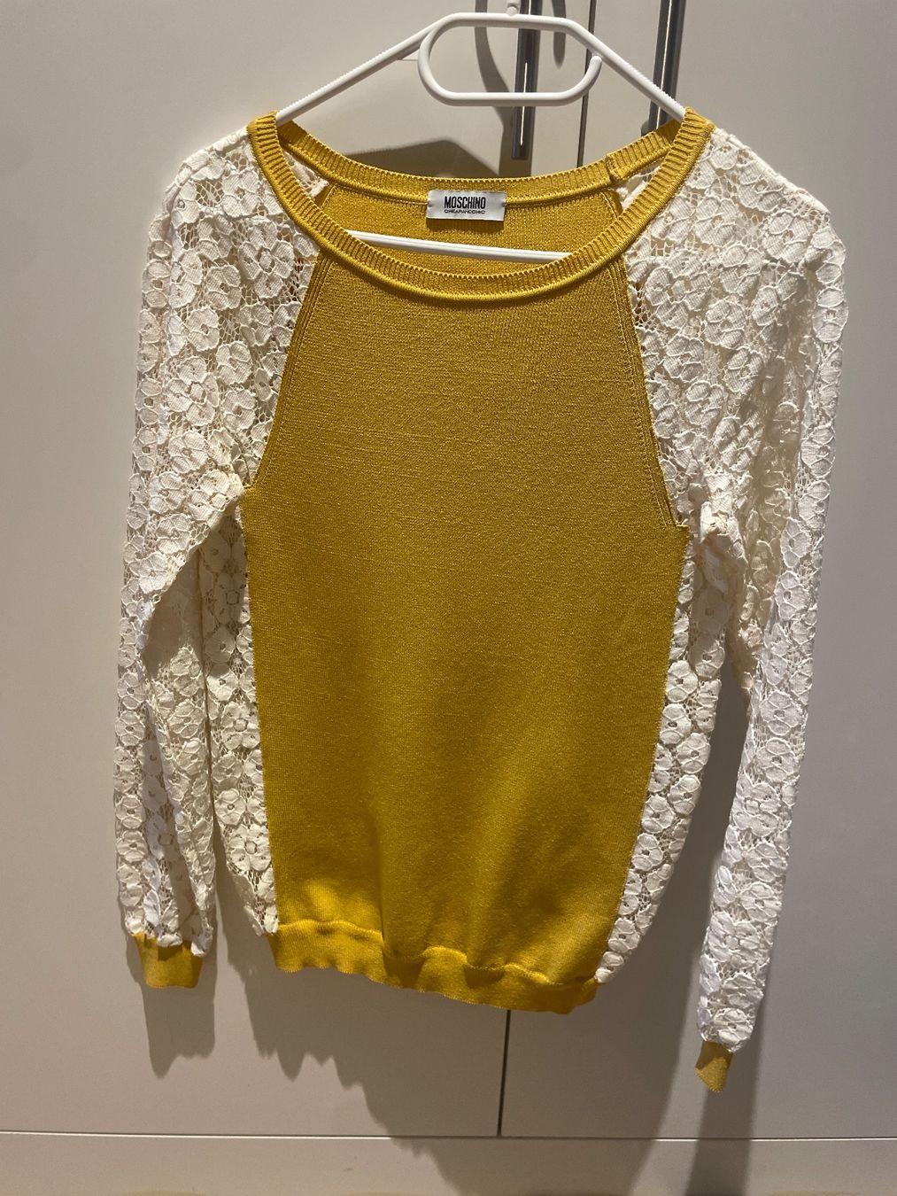 Moschino Maglioni & Felpe: Moschino Spitzen Pullover, Gr. S, wie neu – Nuovo (secondo la descrizione) da Erlenbach ZH venduto da Pocahoney