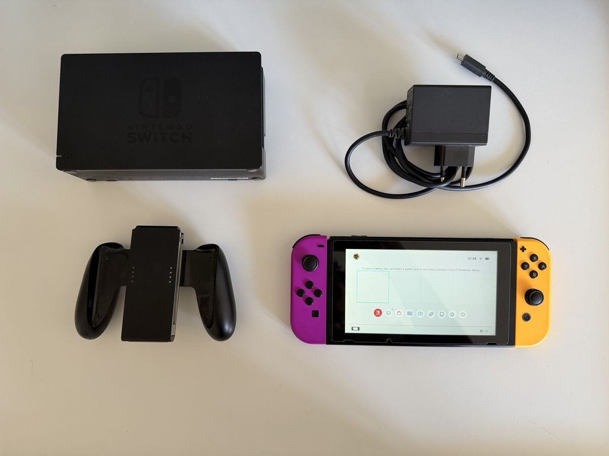 Nintendo Console: Nintendo Switch with 3 Joycons and Dock – Usato da Carouge GE venduto da yanishagen