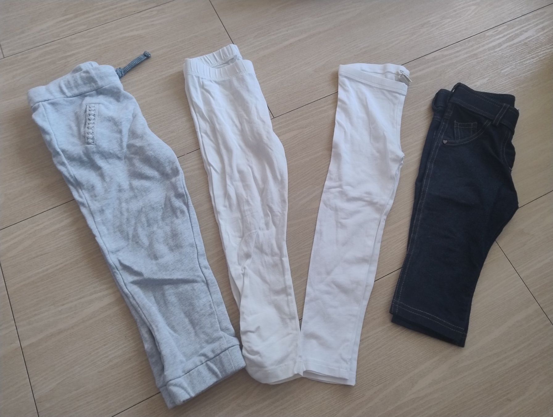 Lotti & Set di vestiti: Leggins und Trainerhose Gr. 98 – Usato da Bätterkinden venduto da livingdreams