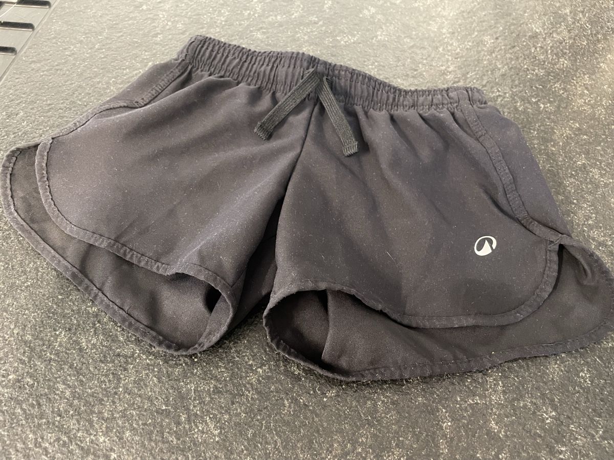 Decathlon Hosen: Schwarze Turnhose Decathlon, 116 – Gebraucht aus Gossau von buendnerin21