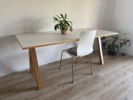 Eleganter Schreibtisch in weiss 180x80 cm + Stuhl