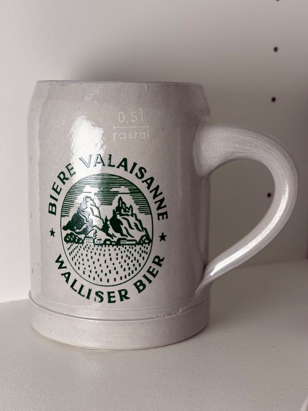 Bicchieri: Ancienne chope de bière en grès Bière Valaisanne – Usato da Fully venduto da fre_58gk