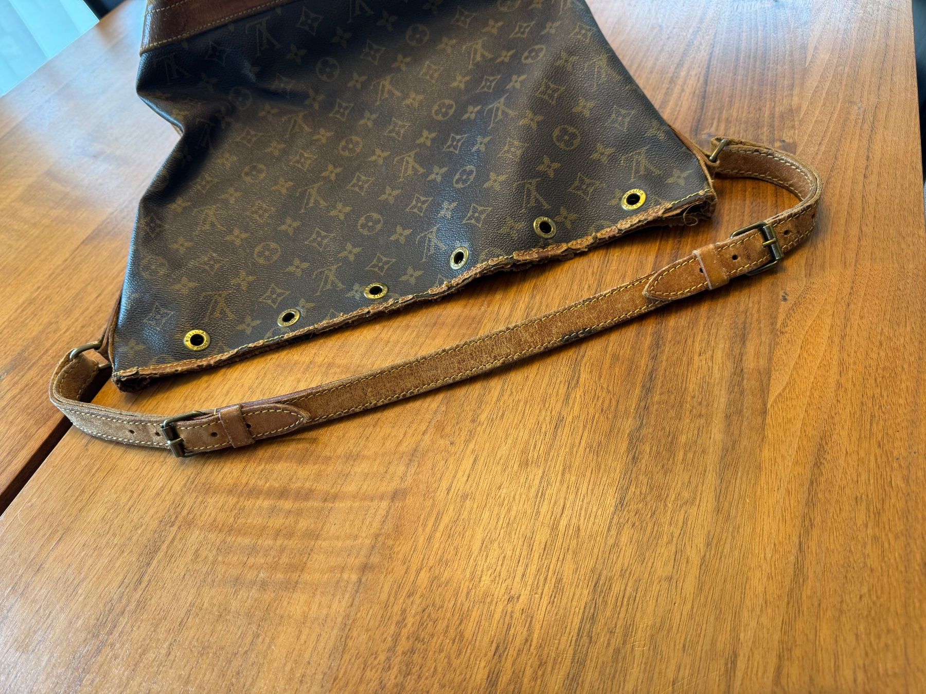 Louis Vuitton Sacs femmes: Louis Vuitton Beuteltasche Noé Monogram Canvas stark gebrauc – D'occasion à Bern par Annis3 2