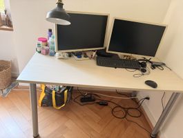 Schreibtisch