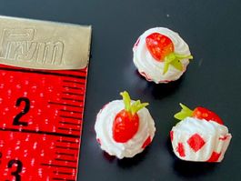 3 rot/weisse Cupcakes (Erdbeer) für die Puppenstube. Handarb