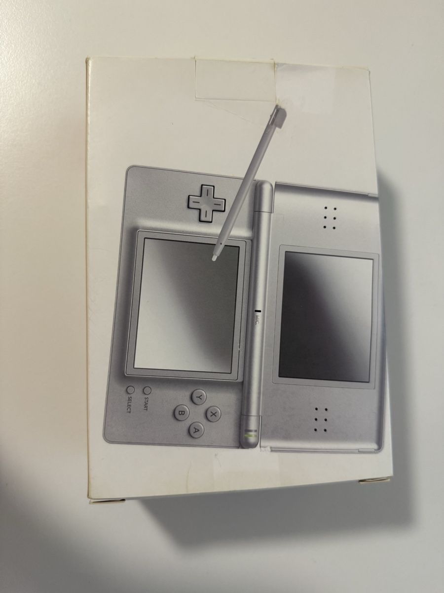 Nintendo Konsolen: Nintendo DS Lite Console Silver new In Original Box – Neu und originalverpackt aus Villaz-St-Pierre von AuctionWonFor3 4