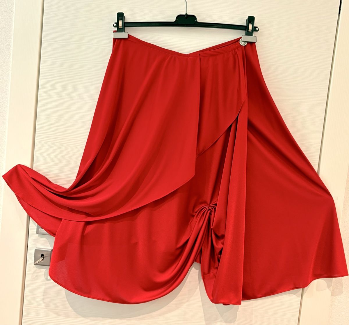 Röcke: Roter Rock, Gr. 42 - 44 elegant & festlich – Gebraucht aus Bellinzona von ModaLugano