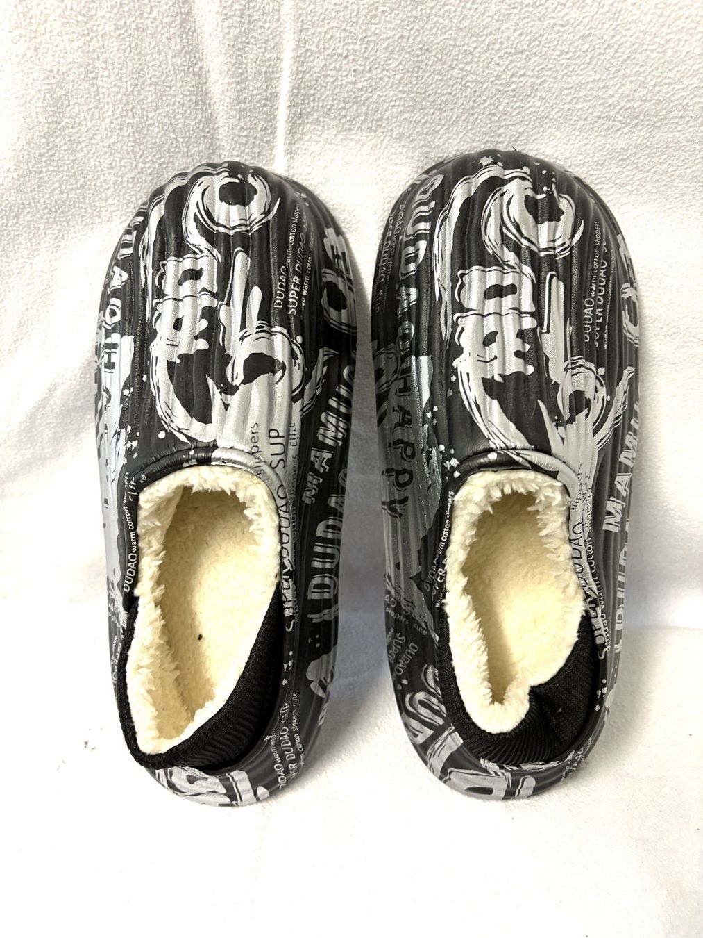 Scarpe da uomo: Hausschuhe Grösse 41 FABRIKNEU – Nuovo (secondo la descrizione) da Glattbrugg venduto da Ariel012 1