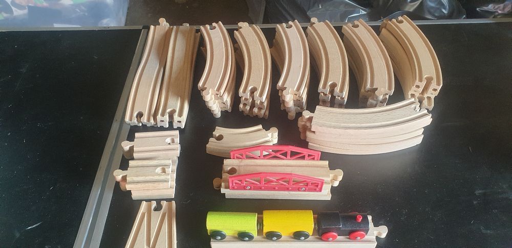 Holz Eisenbahn Spieltisch - 80-teiliges Set Mit Umkehrbarer Tischplatte