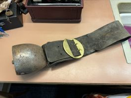 Alte Rundschelle  mit Lederriemen