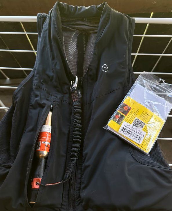 Protezioni & Imbottiture: Airbagweste / Reitweste Equithème Freejump Airsafe Gr. S – Usato da Rafz venduto da miziki03