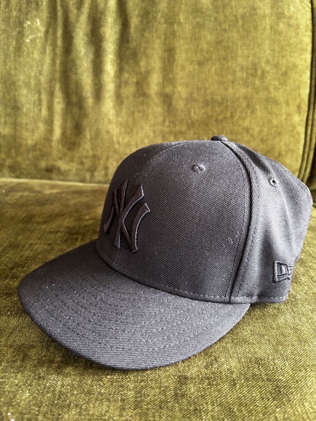 New Era Copricapi, berretti & cappellini: NEW YORK ALL BLACK - MLB 59FIFTY Essential Cap – Usato da Herrliberg venduto da Tcardo 1